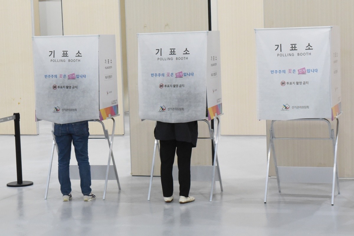 6·3지방선거 사전투표가 시작된 29일 전남 순천대학교 국제문화컨벤션관 1층에 마련된 매곡동 사전투표소를 찾은 시민들이 기표소에서 소중한 한 표를 행사하고 있다.  / 뉴스1