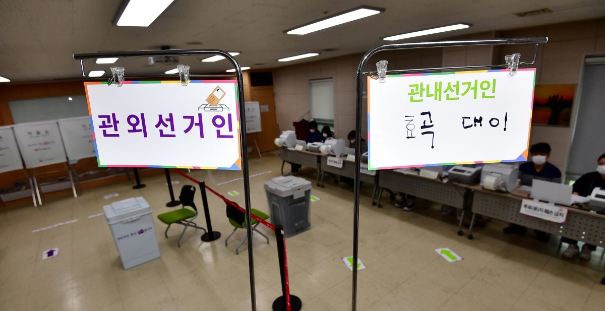 6·3전국동시지방선거 사전투표일을 하루 앞둔 28일 오후 경북 포항시의회 지하동에 설치된 대이동 사전투표소에서 관계자들이 기표소 등을 최종 점검하고 있다. / 뉴스1