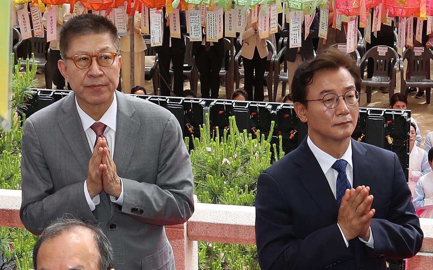 전재수 더불어민주당 부산시장 후보와 박형준 국민의힘 부산시장 후보가 불기 2570년 부처님오신날인 24일 부산 금정구 범어사에서 열린 봉축법요식에 참석해 합장하고 있다. / 뉴스1