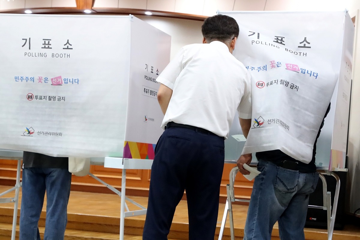 제9회 전국동시지방선거 사전투표 첫날인 29일 오전 8시30분쯤 대구 수성구 고산2동 행정복지센터에 마련된 사전투표소 기표소 내부에서 기표된 투표용지 1매가 발견돼 한 유권자가 항의하고 있다. 투표소에 있던 사전투표관리관은 '앞서 기표소를 이용한 유권자가 기표 후 투표용지 1매를 기표소 안에 두고, 투표함에 넣지 않고 간 것으로 보고 해당 투표용지를 '무효' 처리했다'고 밝혔다. / 뉴스1