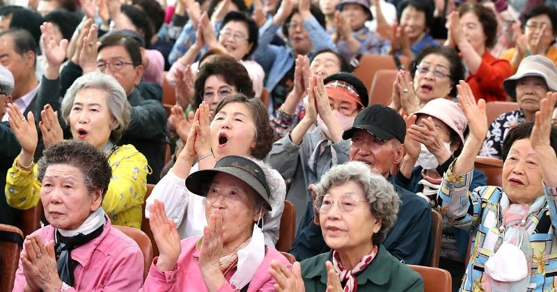 콘서트'를 찾은 어르신들이 흥겨운 축하 공연에 맞춰 손뼉을 치고 있다 / 뉴스 1