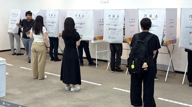 29일 제9회 전국동시지방선거 사전투표 첫날, 대전시청 1층에 마련된 둔산1동 사전투표소에서 시민들이 소중한 한 표를 행사하고 있다./사진=김지연 기자