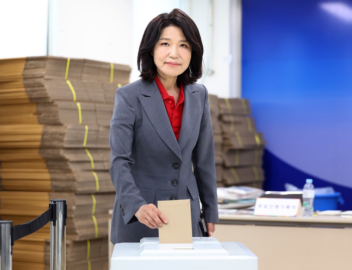 이진숙 국민의힘 대구 달성군 국회의원 후보가 29일 오전 대구 달성군선거관리위원회에 마련된 사전투표소에서 투표하고 있다.     이진숙 후보는 이날 투표를 마친 뒤 '이번 선거는 자유민주주의냐, 이재명 좌파 포퓰리즘이냐 양단간에 하나를 선택하는 선거'라며 '유권자 여러분들께서 반드시 투표소로 가셔서 투표하는 것이 애국'이라고 밝혔다. / 뉴스1