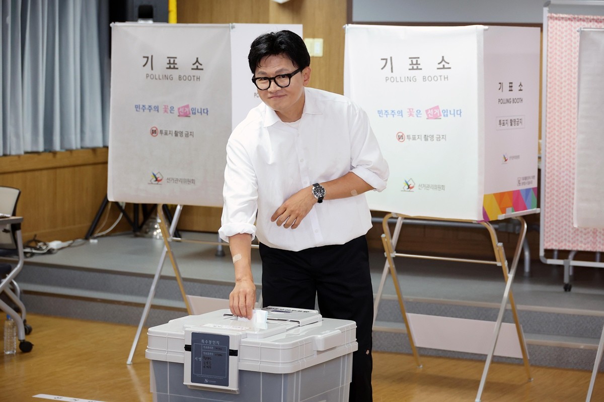 한동훈 무소속 부산 북갑 국회의원 보궐선거 후보가 29일 오전 부산 북구 만덕2동 행정복지센터에 마련된 사전투표소에서 투표하고 있다. / 뉴스1