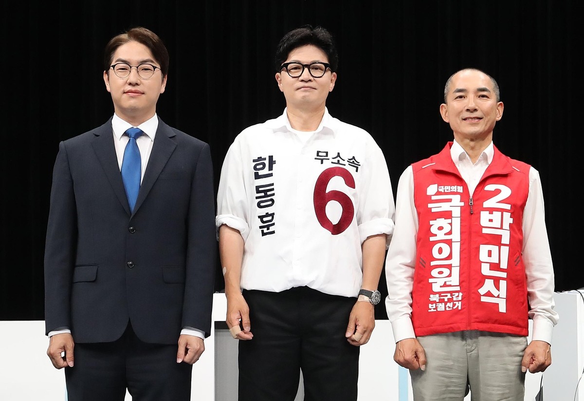 하정우 후보(왼쪽부터), 한동훈 후보, 박민식 후보가 28일 오후 부산 동구 부산MBC에서 열린 북구갑 국회의원 보궐선거 토론회에서 앞서 기념 촬영을 하고 있다. / 뉴스1