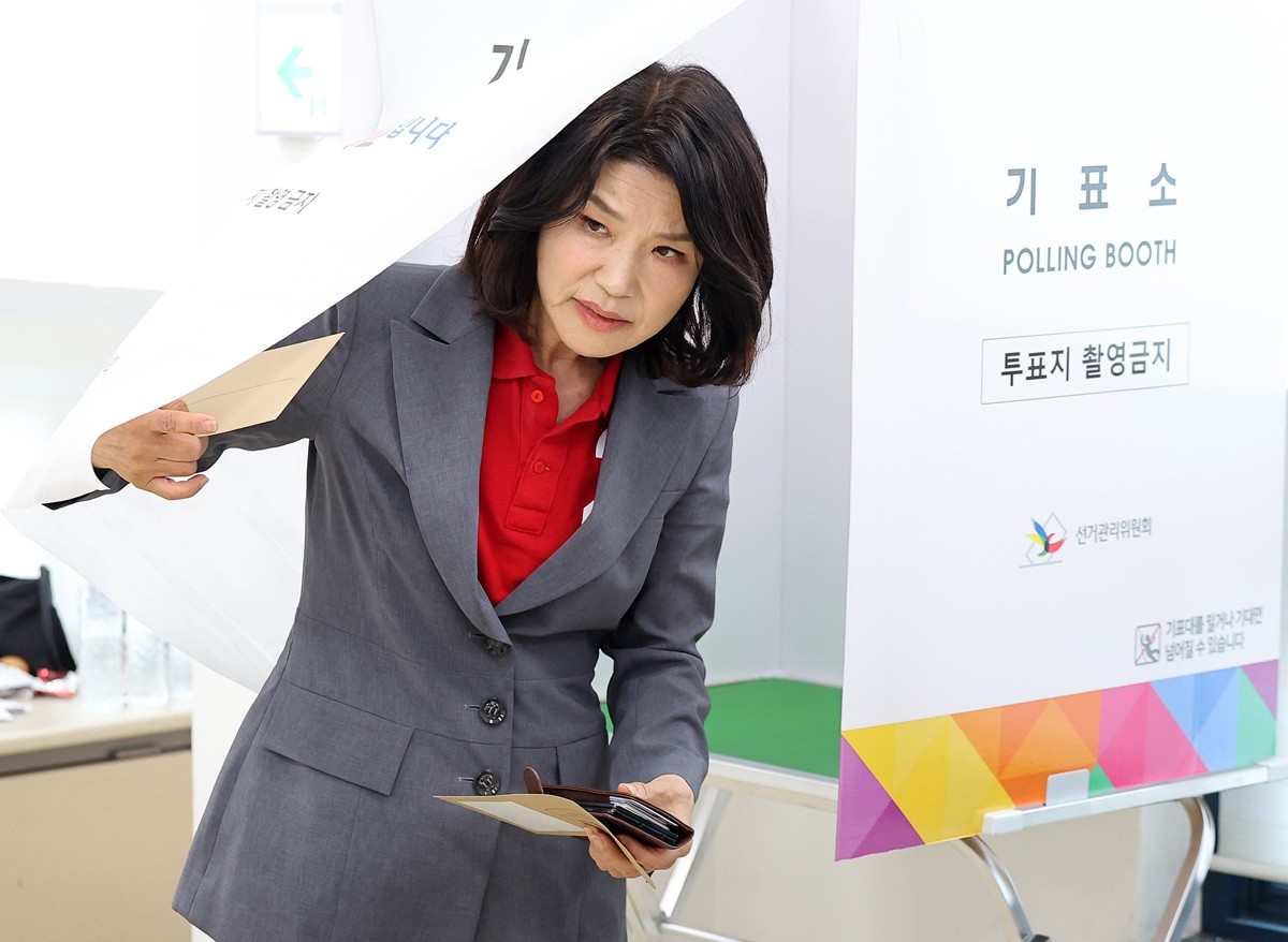 이진숙 국민의힘 대구 달성군 국회의원 후보가 29일 오전 대구 달성군선거관리위원회에 마련된 사전투표소에서 기표한 뒤 기표소를 나오고 있다. / 뉴스1