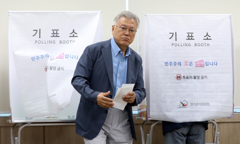 문재인 전 대통령이 9회 전국동시지방선거 사전투표 첫날인 29일 오전 경남 양산 하북면주민자치센터에 마련된 사전투표소에서 투표를 하고 있다. / 뉴스1