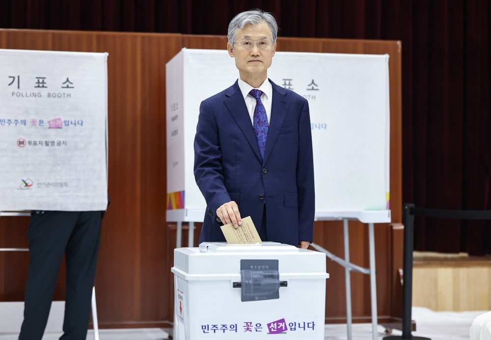 조희대 대법원장이 29일 서울 서초구 반포4동 주민센터에 마련된 제9회 전국동시지방선거 사전투표소에서 투표를 하고 있다. / 뉴스1