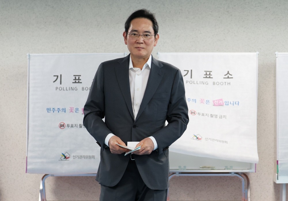 이재용 삼성전자 회장이 제9회 전국동시지방선거 사전투표 첫날인 29일 오전 서울 용산구 한남동주민센터에 마련된 사전투표소에서 한 표를 행사하고 있다. / 뉴스1