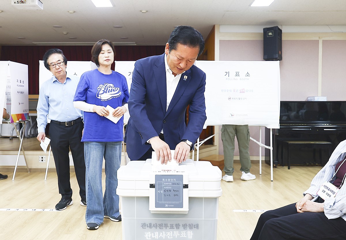 정청래 더불어민주당 대표 겸 총괄상임선거대책위원장이 29일 오전 서울 마포구 성산2동 주민센터에 마련된 제9회 전국동시지방선거 사전투표소에서 투표를 하고 있다. 정청래 대표는 사전투표 첫날인 29일 '코스피가 상승해서 주식 계좌에서 이익을 보시거나 주식 계좌를 보면서 마음이 흐뭇하신 분들이 계신다면 민주당 기호 1번에게 투표해 주시기를 바란다'라고 말했다. 정 대표는 이날 서울 중구에 있는 정원오 민주당 서울시장 후보 선거사무소에서 열린 중앙선거대책위원회 회의에서 '이재명 대통령을 지지하신다면 민주당 후보에게 투표해 주시라'라며 이렇게 밝혔다. / 뉴스1