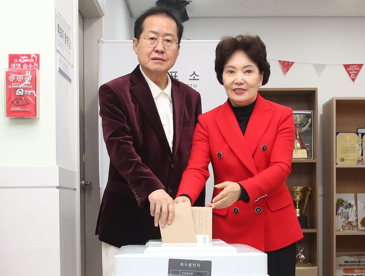 2024년 4월 6일 홍준표 대구시장(왼쪽)이 부인 이순삼 여사와 함께 대구 중구 삼덕동 행정복지센터에 마련된 제22대 국회의원 선거 사전투표소에서 투표하던 모습. / 뉴스1
