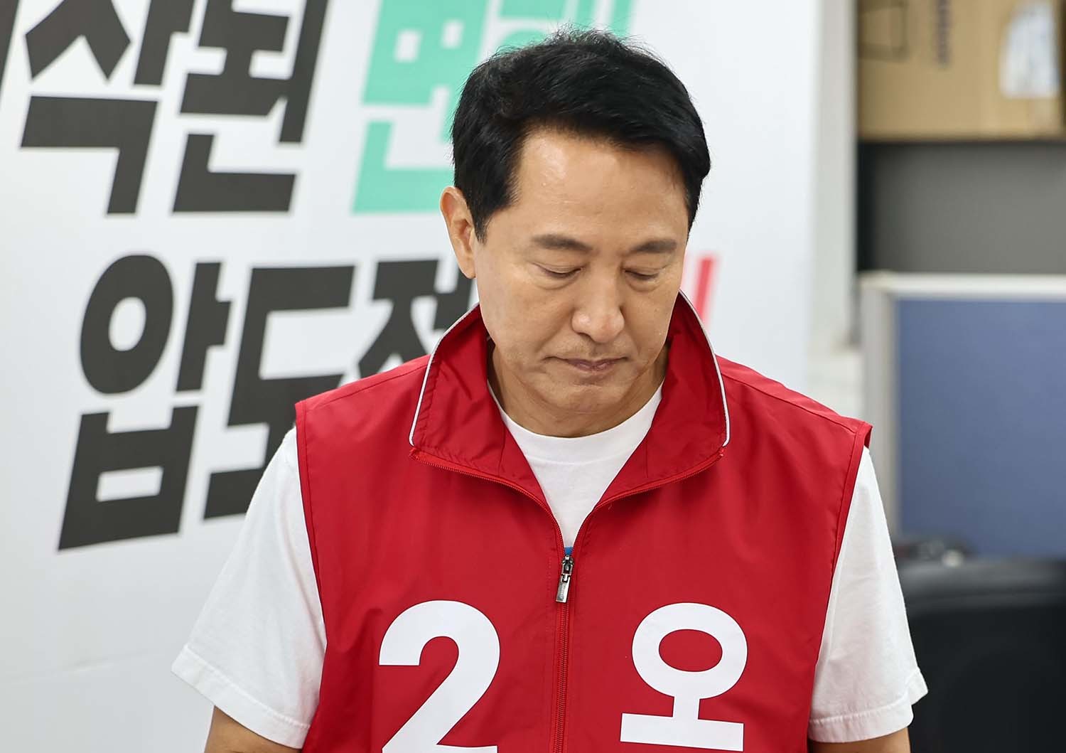 오세훈 국민의힘 서울시장 후보가 29일 서울 종로구에 마련된 자신의 선거사무소에서 현안 관련 기자회견을 위해 회견장에 입장하고 있다. / 뉴스1