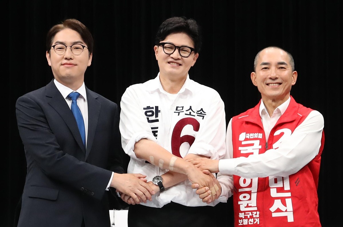 하정우 후보(왼쪽부터), 한동훈 후보, 박민식 후보가 28일 오후 부산 동구 부산MBC에서 열린 북구갑 국회의원 보궐선거 토론회에서 앞서 기념 촬영을 하고 있다. / 뉴스1