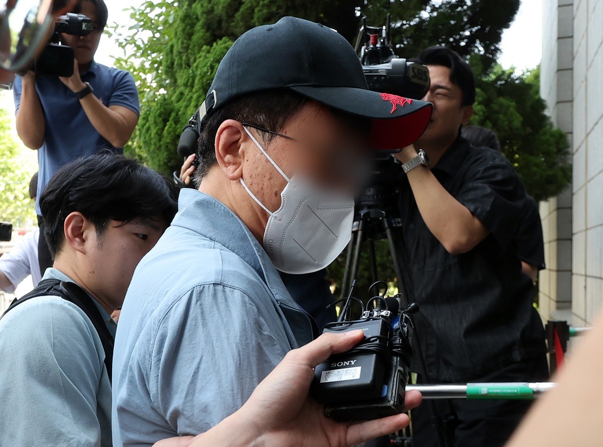 살인미수 및 특수상해 혐의를 받는 60대 남성 A씨가 29일 오전 서울 양천구 서울남부지법에서 열린 구속 전 피의자 심문(영장실질심사)에 출석하고 있는 모습 / 뉴스1