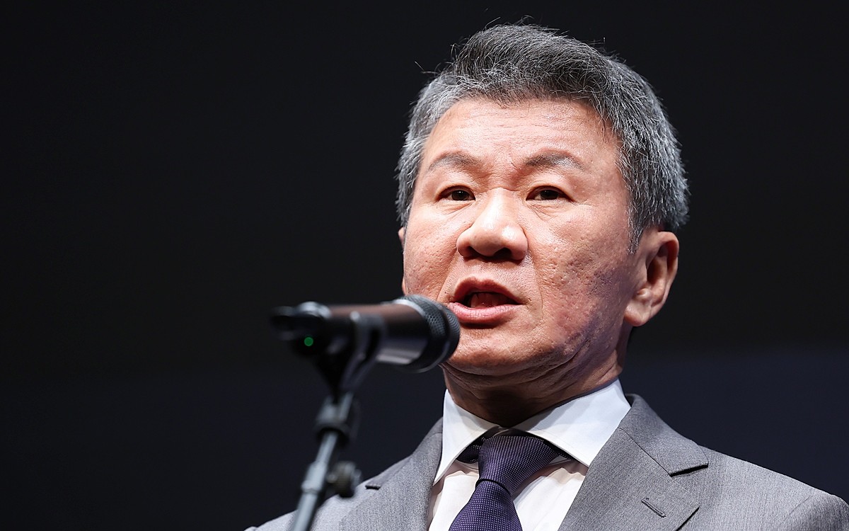정몽규 대한축구협회장 자료 사진. 정몽규 회장이 29일 긴급 성명을 발표했다. 정 회장은 다음 달 개막하는 2026 북중미 월드컵 이후 회장직에서 물러난다. 정 회장은 29일 긴급 성명서를 통해 '제가 축구협회를 맡아 운영하는 동안 여러 가지 논란과 비판이 있었다는 것을 잘 알고 있다'라며 '이 모든 것은 다 제 부덕의 소치라고 생각한다. 저는 이번 월드컵이 끝난 뒤 축구협회장 자리에서 물러나고자 한다'라고 밝혔다. / 연합뉴스