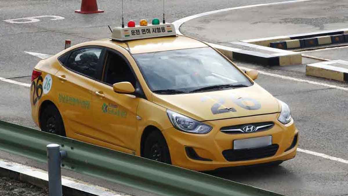 서울 강남구 강남운전면허시험장에서 응시생이 운전면허 기능시험을 보고 있다. / 뉴스1
