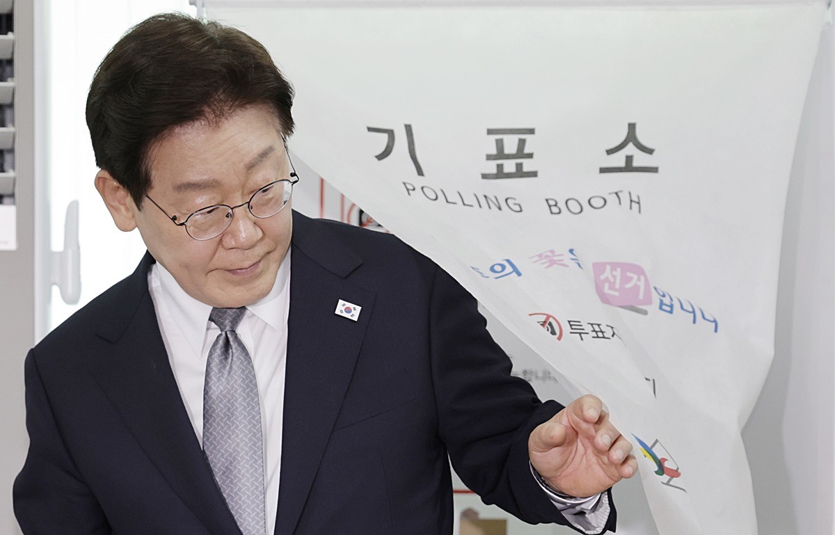 이재명 대통령이 제9회 전국동시지방선거 사전투표 첫날인 29일 서울 삼청동 주민센터에 마련된 사전투표소에서 기표 후 기표소를 나서고 있다. / 뉴스1