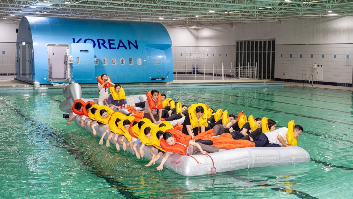 대한항공 객실훈련센터에서 구명정 탑승 시범을 진행하는 모습. / 대한항공 제공
