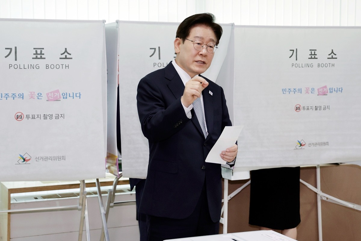 이재명 대통령이 제9회 전국동시지방선거 사전투표 첫날인 29일 서울 종로구 삼청동 주민센터에서 투표 도중 기표 도장 관련 문의를 하고 있다. / 뉴스1