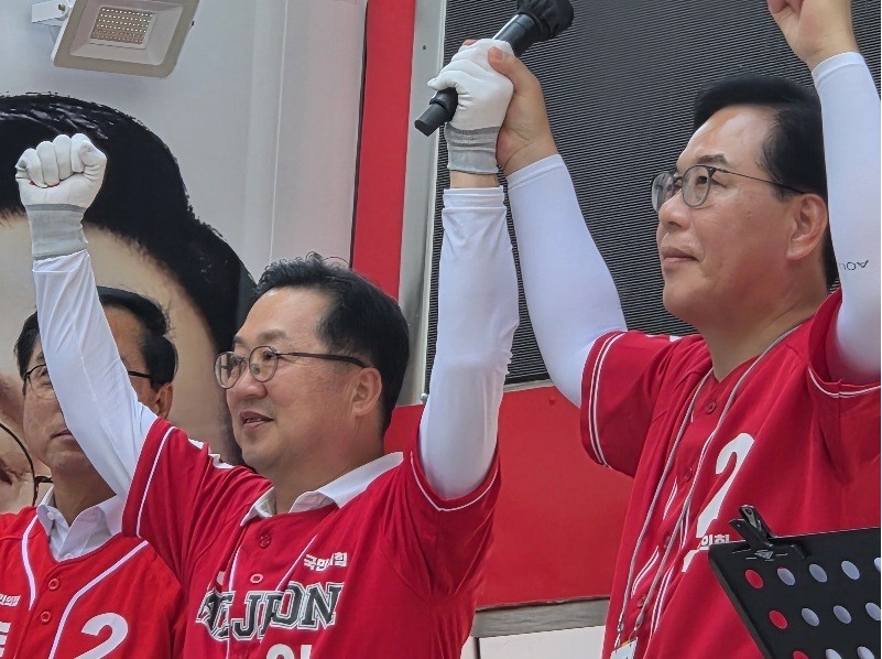 이장우 국민의힘 대전시장 후보(오른쪽)와 송언석 국민의힘 원내대표가 29일 대전 중구 으능정이문화의거리에서 열린 집중유세에서 손을 맞잡고 필승을 다짐하며 지지자들에게 인사하고 있다./사진=이장우 후보캠프