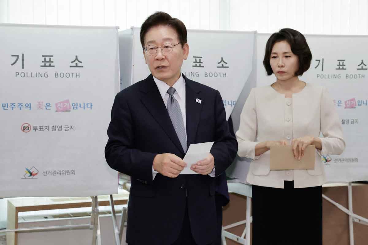 이재명 대통령이 제9회 전국동시지방선거 사전투표 첫날인 29일 서울 종로구 삼청동 주민센터에서 사전 투표 중 기표 도장 관련 문의를 하고 있다. / 뉴스1