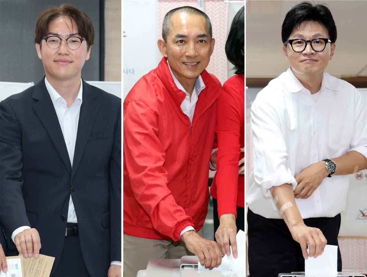 하정우 더불어민주당 부산 북구갑 국회의원 후보(왼쪽부터), 박민식 국민의힘 부산 북구갑 국회의원 후보, 한동훈 무소속 부산 북구갑 국회의원 후보가 29일 부산 북구 덕천2동행정복지센터, 만덕제2동행정복지센터에서 각각 사전투표를 하고 있다. / 뉴스1