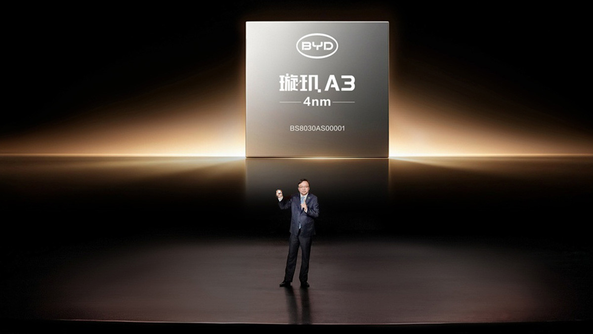 쉬안지 A3를 선보이는 왕촨푸 BYD 회장. / BYD 코리아
