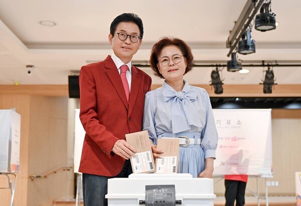 국힘 이철우 경북도지사 후보 내외 사전투표