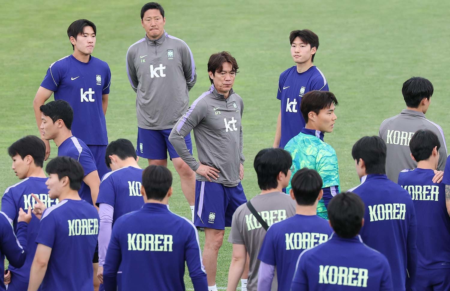 홍명보 대한민국 축구대표팀 감독이 29일(현지시간) 미국 유타주 헤리먼에 위치한 자이언스뱅크 트레이닝센터에서 선수들 훈련에 앞서 지시를 하고 있다./ 뉴스1