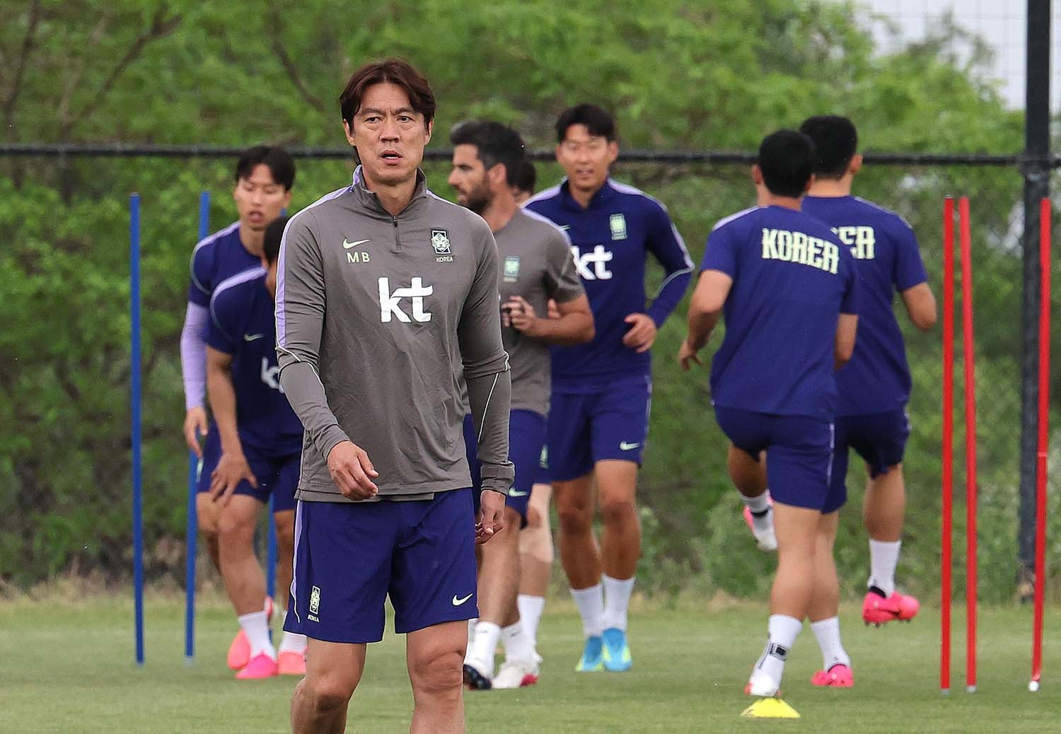 홍명보 대한민국 축구대표팀 감독이 29일(현지시간) 미국 유타주 헤리먼에 위치한 자이언스뱅크 트레이닝센터에서 선수들의 훈련을 지켜보고 있다. / 뉴스1