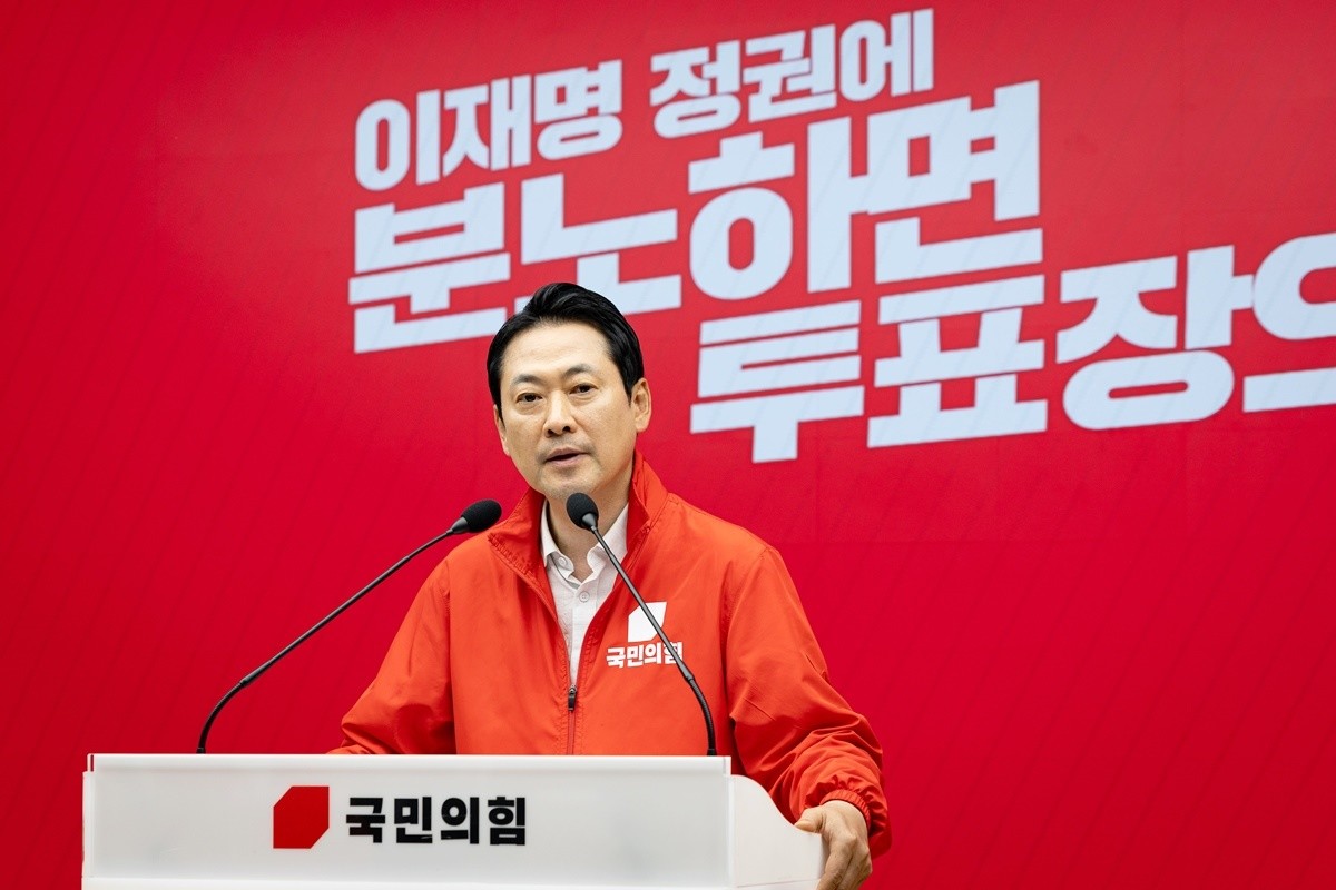장동혁 국민의힘 대표가 29일 서울 여의도 중앙당사에서 이재명 대통령이 6·3 지방선거 및 국회의원 재보궐선거 사전투표 과정에서 기표소 밖으로 나와 투표용지에 도장이 '반만 찍혀도 괜찮냐'고 문의한 것과 관련해 기자회견을 하고 있다. / 뉴스1