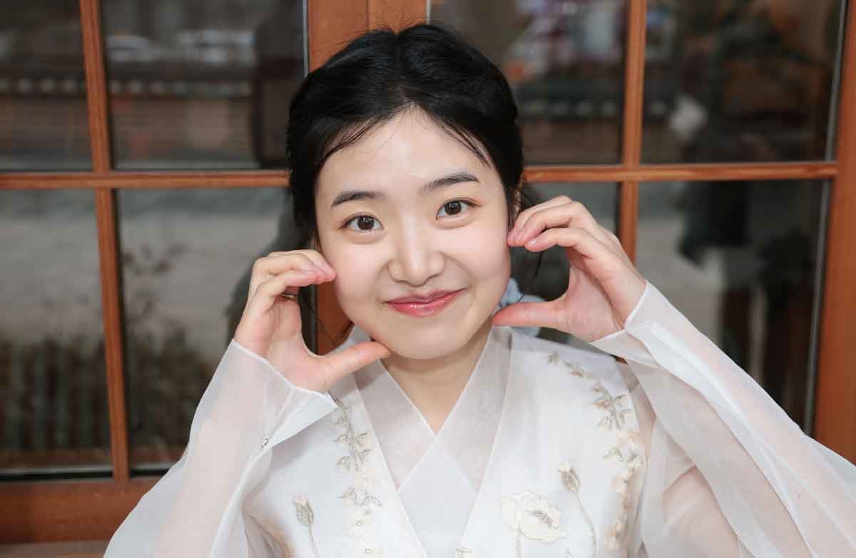 배우 최지수가 서울 종로구 뉴스1 인근에서 열린 인터뷰에 앞서 한복을 곱게 차려입고 새해 인사를 전하고 있다. 최지수는 현재 방영 중인 tvN 토일드라마 언더커버 미쓰홍(극본 문현경/연출 박선호·나지현)에서 한민증권 상속녀 강노라 역을 맡아 특유의 러블리한 매력과 밝은 에너지로 시청자들의 눈도장을 찍고 있다. / 뉴스1