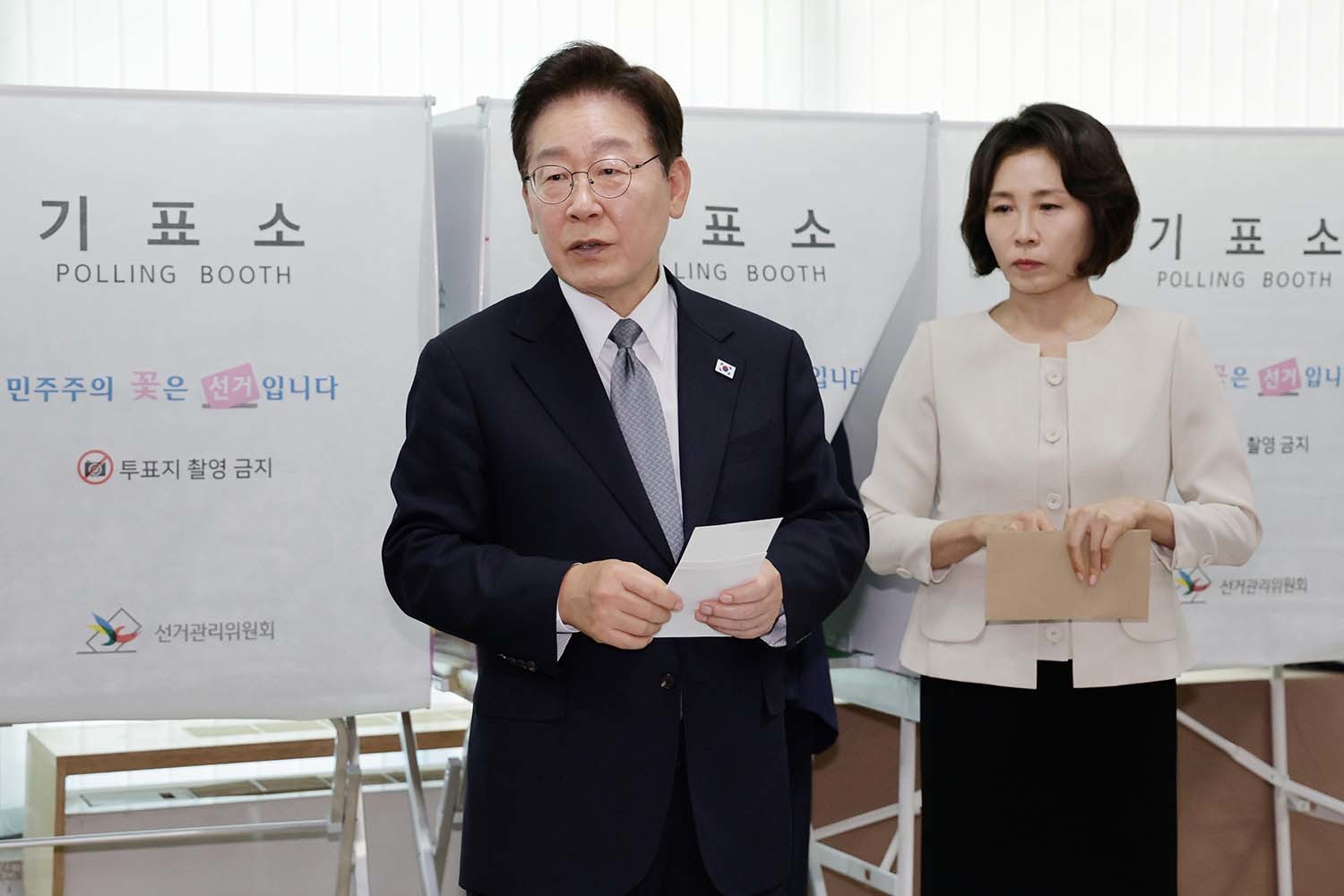 이재명 대통령이 제9회 전국동시지방선거 사전투표 첫날인 29일 서울 종로구 삼청동 주민센터에서 사전 투표 중 기표 도장 관련 문의를 하고 있다. / 뉴스1
