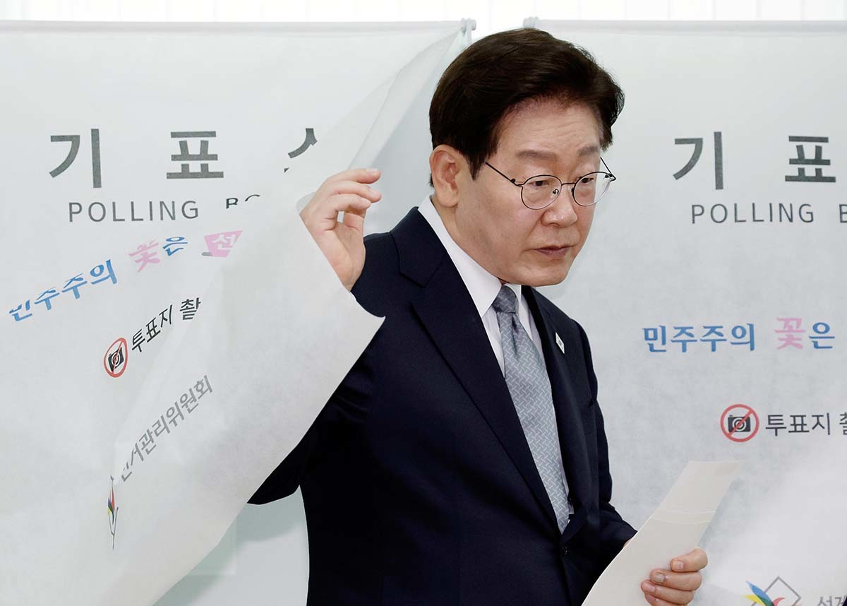 이재명 대통령이 제9회 전국동시지방선거 사전투표 첫날인 29일 서울 삼청동 주민센터에 마련된 사전투표소에서 투표를 하고 있다. / 뉴스1