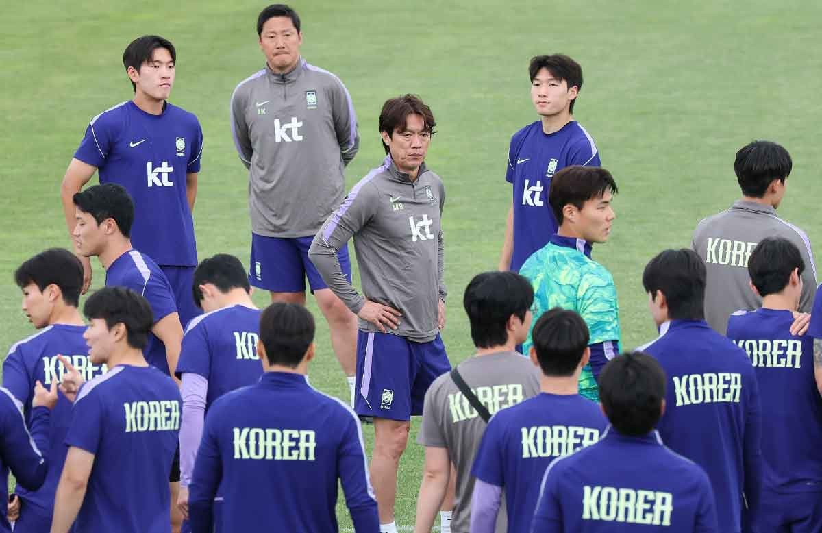 훈련 지시하는 홍명보 감독. 홍명보 대한민국 축구대표팀 감독이 29일(현지시간) 미국 유타주 헤리먼에 위치한 자이언스뱅크 트레이닝센터에서 선수들 훈련에 앞서 지시를 하고 있다. / 뉴스1