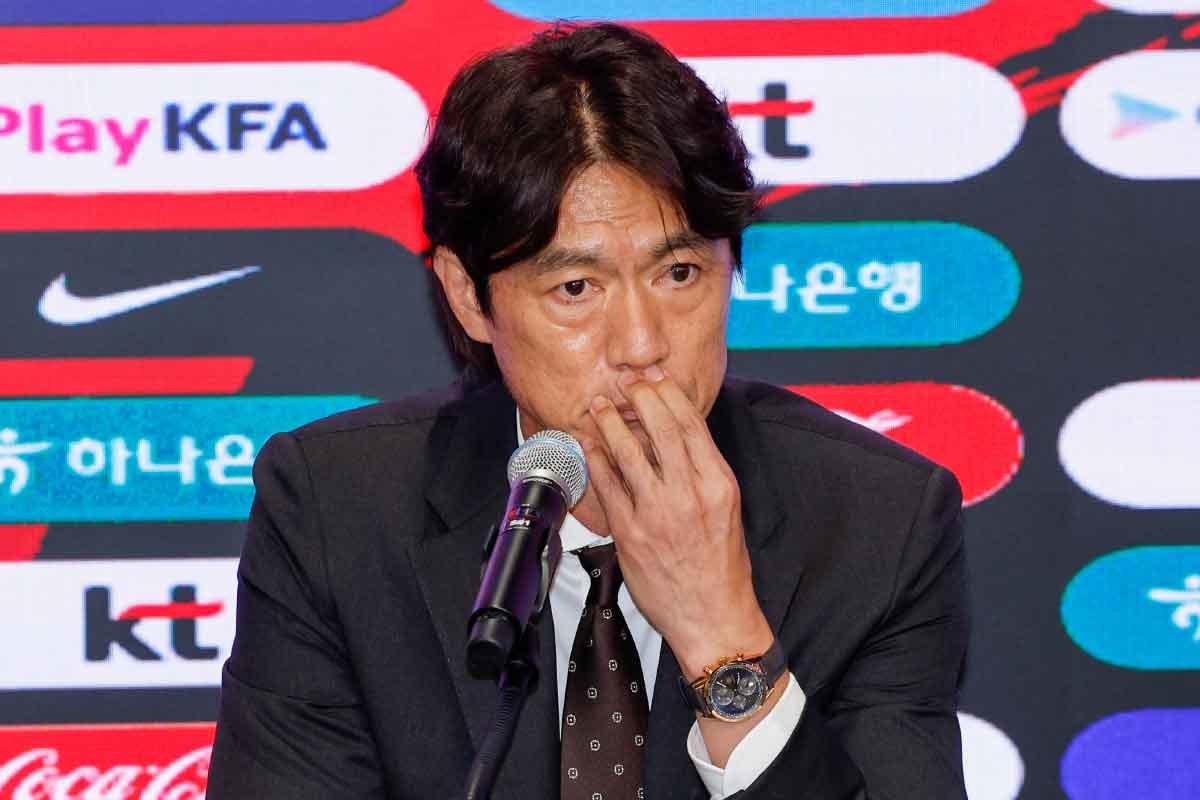질문 경청하는 홍명보 감독. 홍명보 감독이 16일 오후 서울 종로구 KT온마당에서 2026 FIFA 북중미 월드컵 대한민국 축구국가대표팀 최종 명단 발표를 마친 뒤 취재진 질문을 듣고 있다. / 뉴스1