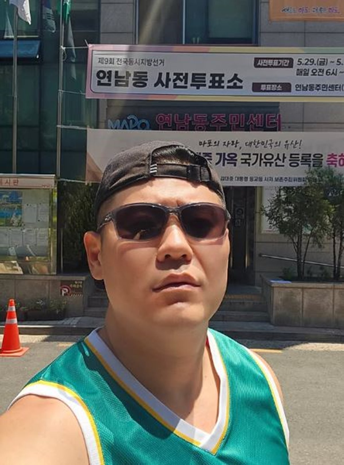 개그맨 미키광수(본명 박광수)가 지방선거 사전투표를 하고 인증 사진을 공개했다. 그는 사전투표소인 서울 연남동 주민센터 앞에서 개성 넘치는 포즈를 취했다. 사전투표 첫날인 29일 미키광수는 인스타그램에 6.3 지방선거 사전투표소 앞에서 찍은 인증 사진을 올렸다. 그러면서 '정치인들 그동안 까불었지, 오늘 좀 나한테 혼나 봐라'라는 도발적인(?) 글을 올려 웃음을 선사했다. 미키광수는 플라톤이 남긴 '정치에 참여하기를 거부함으로써 받는 벌 중의 하나는 자신보다 못한 사람의 지배를 받는 것이다'라는 격언을 인용하기도 했다. / 개그맨 미키광수 인스타그램