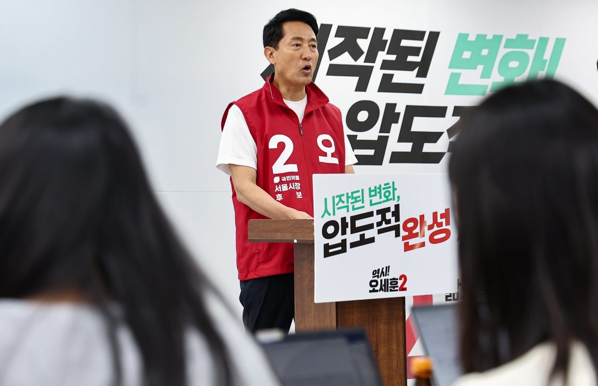 오세훈 국민의힘 서울시장 후보가 지난 29일 자신의 선거사무소에서 현안 관련 기자회견을 하고 있는 모습. / 뉴스1