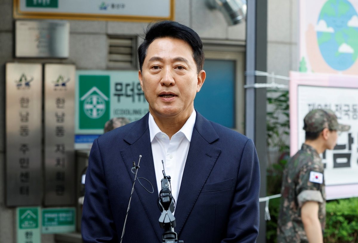 오세훈 국민의힘 서울시장 후보가 지난 29일 한 사전투표소에서 한 표를 행사한 후 소감을 밝히고 있는 모습. / 공동취재-뉴스1