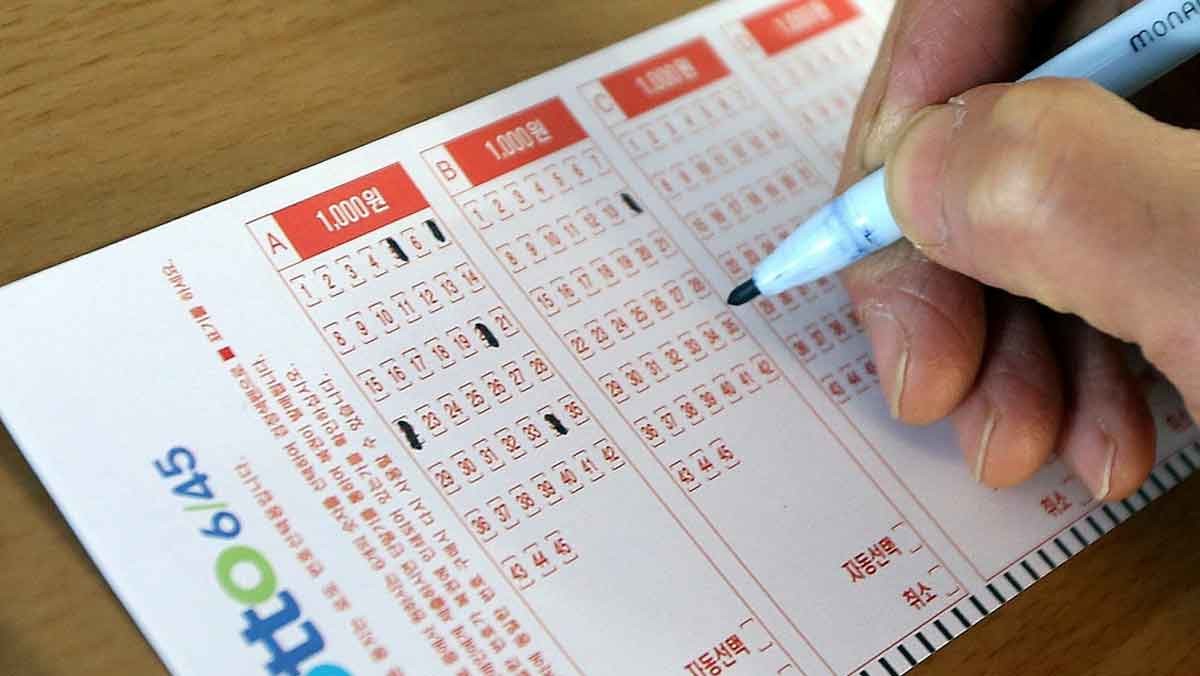 로또 판매점에서 한 시민이 로또 번호를 기입하고 있다. / 연합뉴스