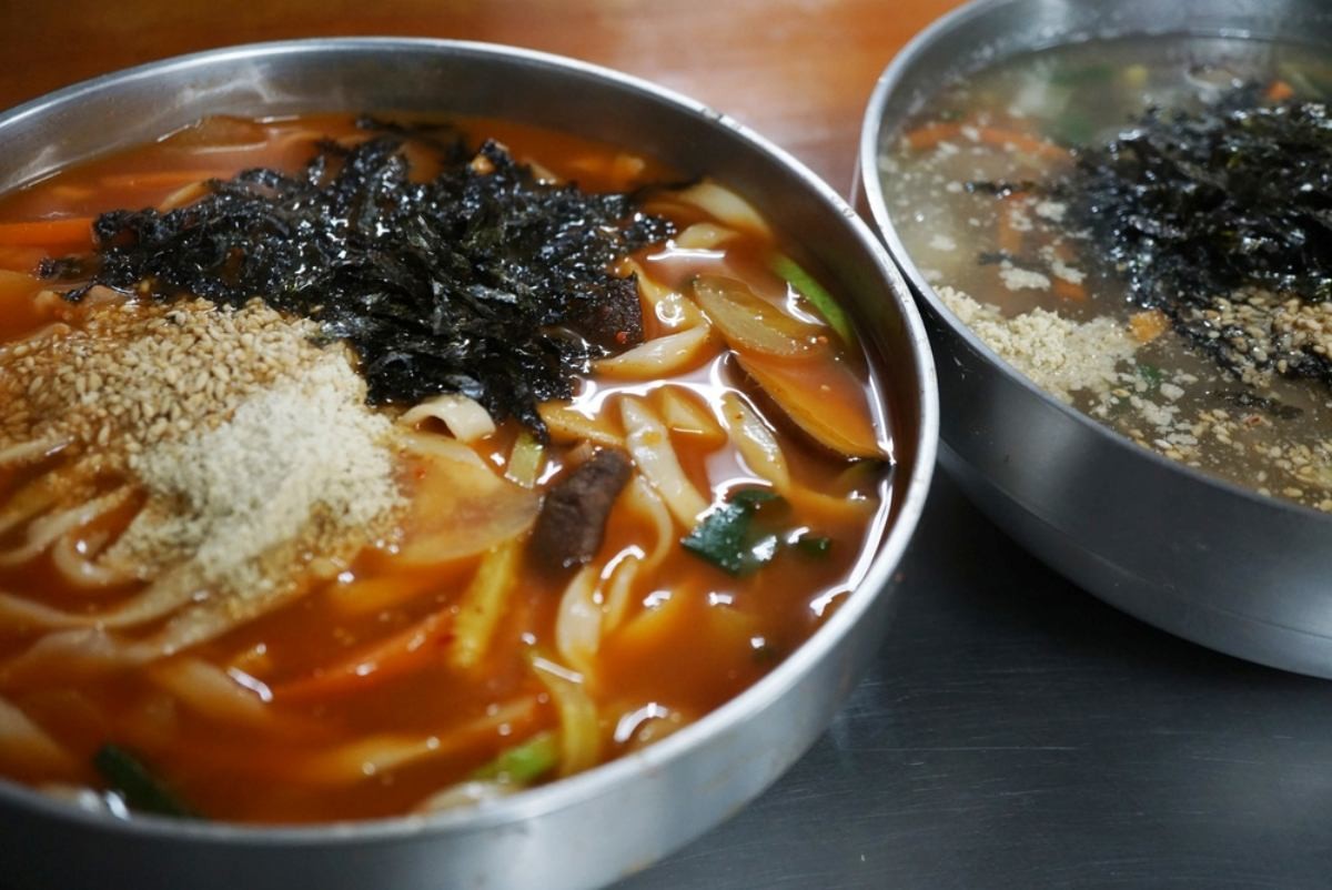 장칼국수와 감자옹심이 자료사진. / soyoung27-shutterstock.com