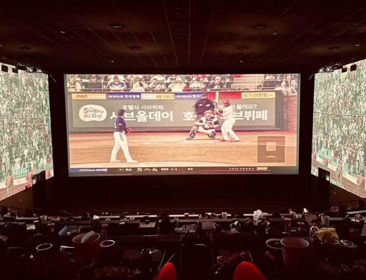 CGV SCREENX관에서 생중계되는 야구 경기 모습. /CJ CGV