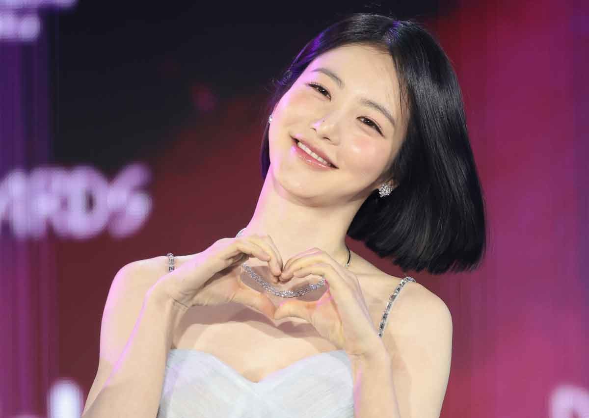 배우 신예은이 지난 2월 서울 성북구 고려대학교 화정체육관에서 열린 ‘제2회 디 어워즈(D Awards)’ 레드카펫 행사에 참석해 포즈를 취하고 있다. / 뉴스1