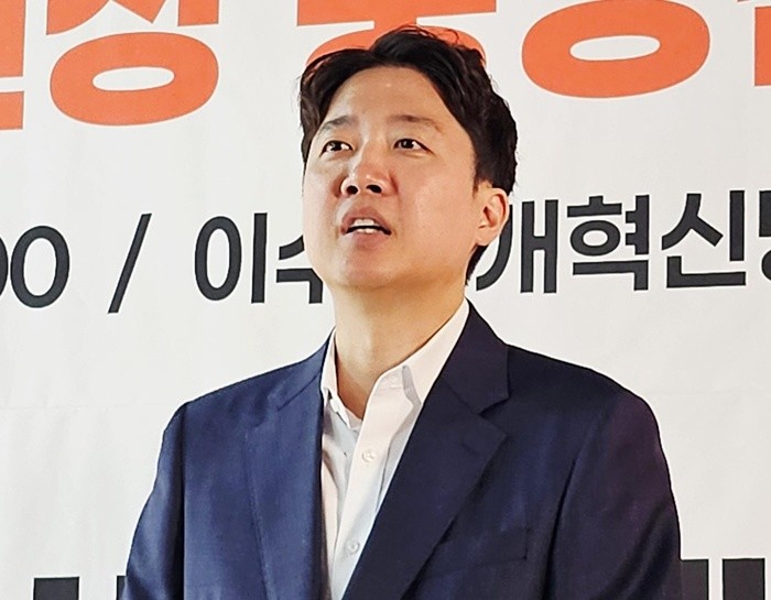 이준석 개혁신당 대표가 18일 대구 수성구 수성동 이수찬 개혁신당 대구시장 후보 선거사무실에서 기자들과 만나 지방선거와 관련된 입장을 밝히고 있다. / 뉴스1