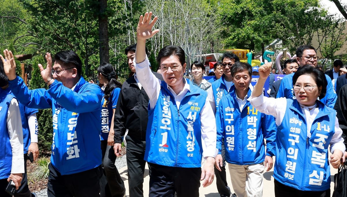 정원오 더불어민주당 서울시장 후보가 30일 서울 성동구 서울숲을 찾아 시민들에게 손을 흔들고 있다. / 뉴스1