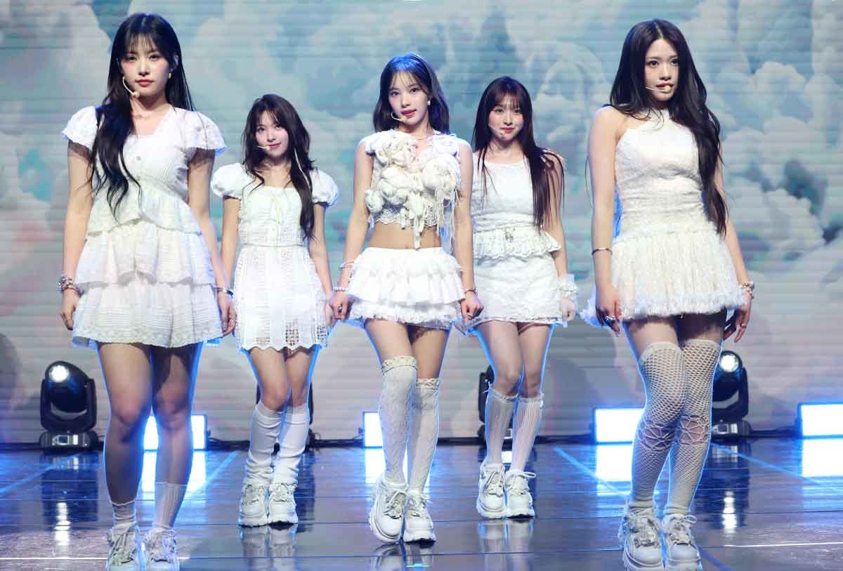 그룹 리센느가 지난해 2월 서울 강남구 일지아트홀에서 가진 미니 2집 'Glow Up(글로우 업)' 발매 기념 쇼케이스에서 신곡을 선보이고 있다. / 뉴스1