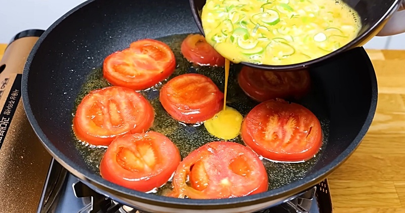 "의사들도 몰래 먹는다" 토마토에 계란을 부으면 딱 끝나는 '이 메뉴'