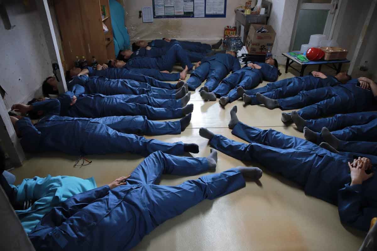 지난 4월 경기 안양시에 위치한 안양교도소 수용거실에 법무부 출입기자들이 누워있다. / 법무부 제공