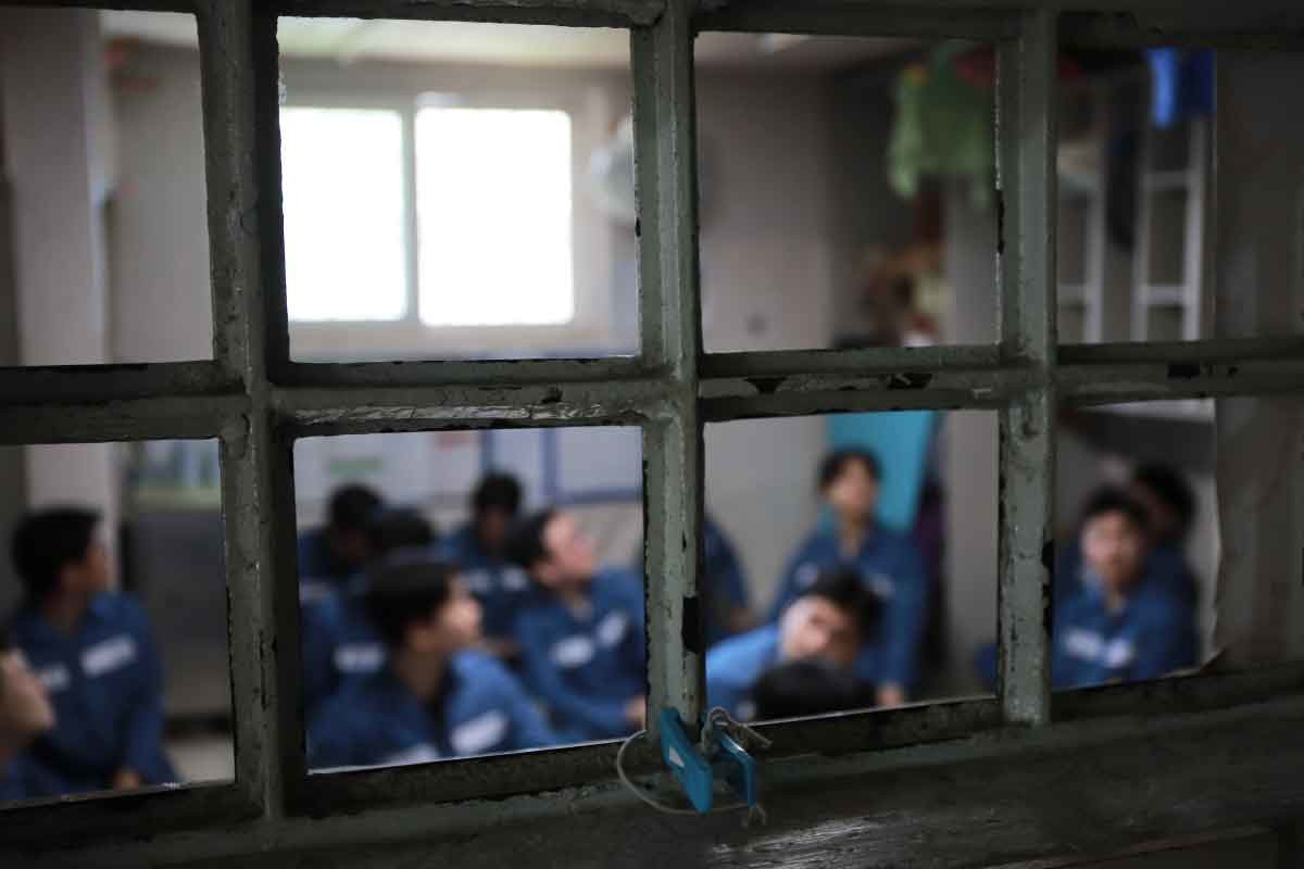 지난 4월 법무부 출입기자단이 경기 안양에 위치한 안양교도소 수용거실에서 수용자 체험을 하고 있다. / 법무부 제공