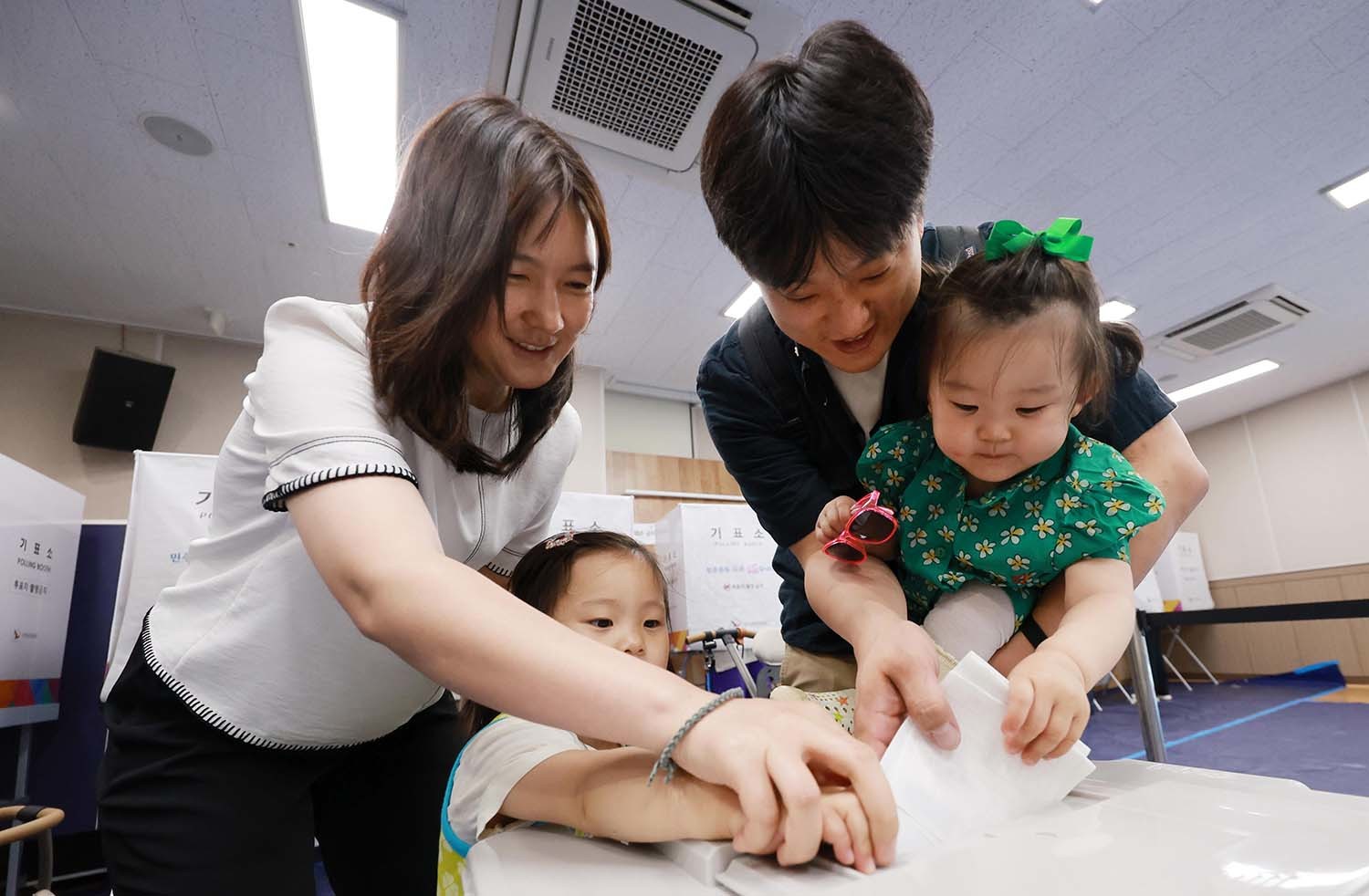 전국동시지방선거 사전투표 마지막 날인 30일 서울 성동구 공공복합청사에 마련된 사전투표소를 찾은 한 가족이 투표를 하고 있다. / 뉴스1